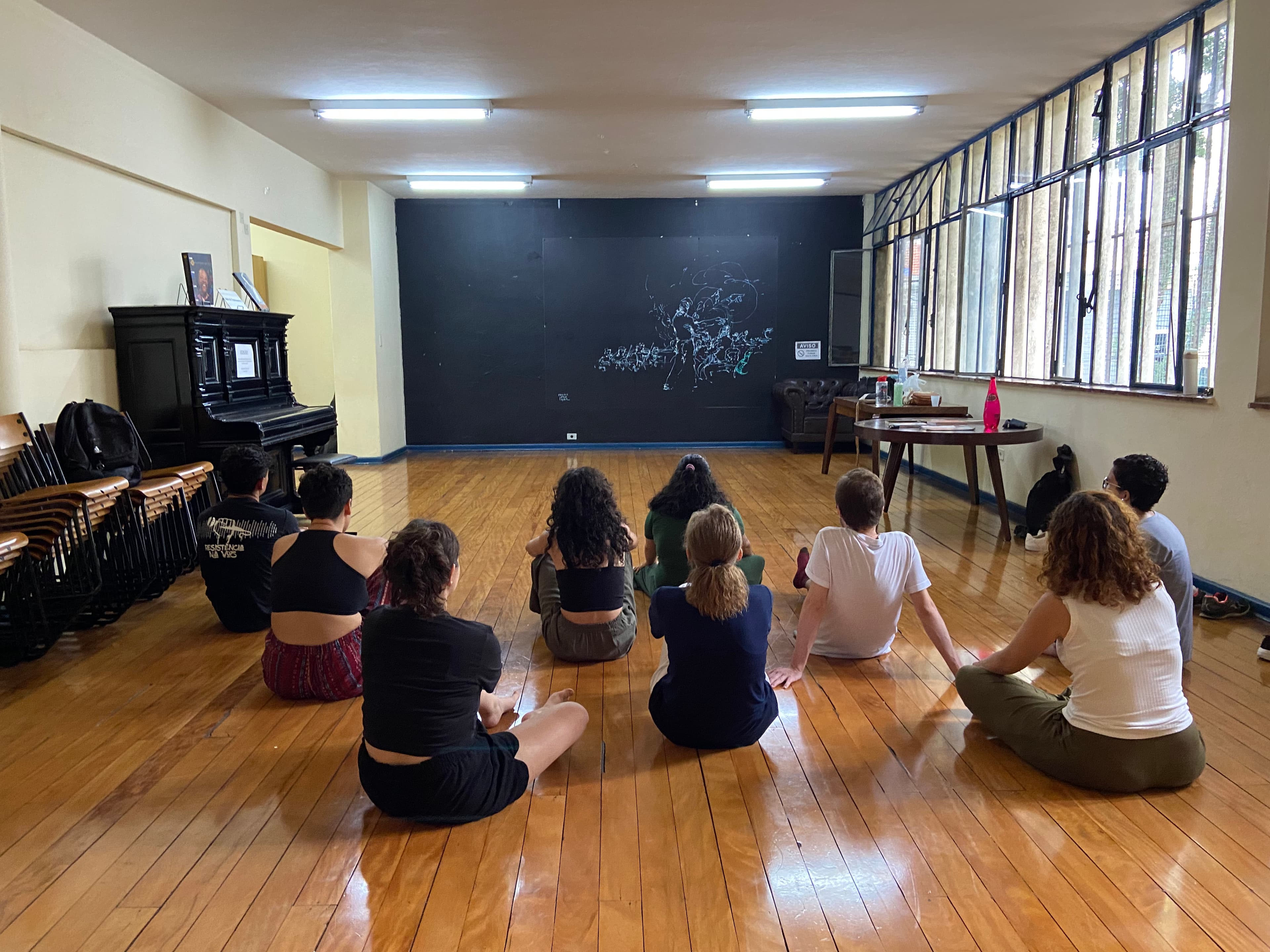 Registro de grupo antes de realizar exercício de composição corporal em parede