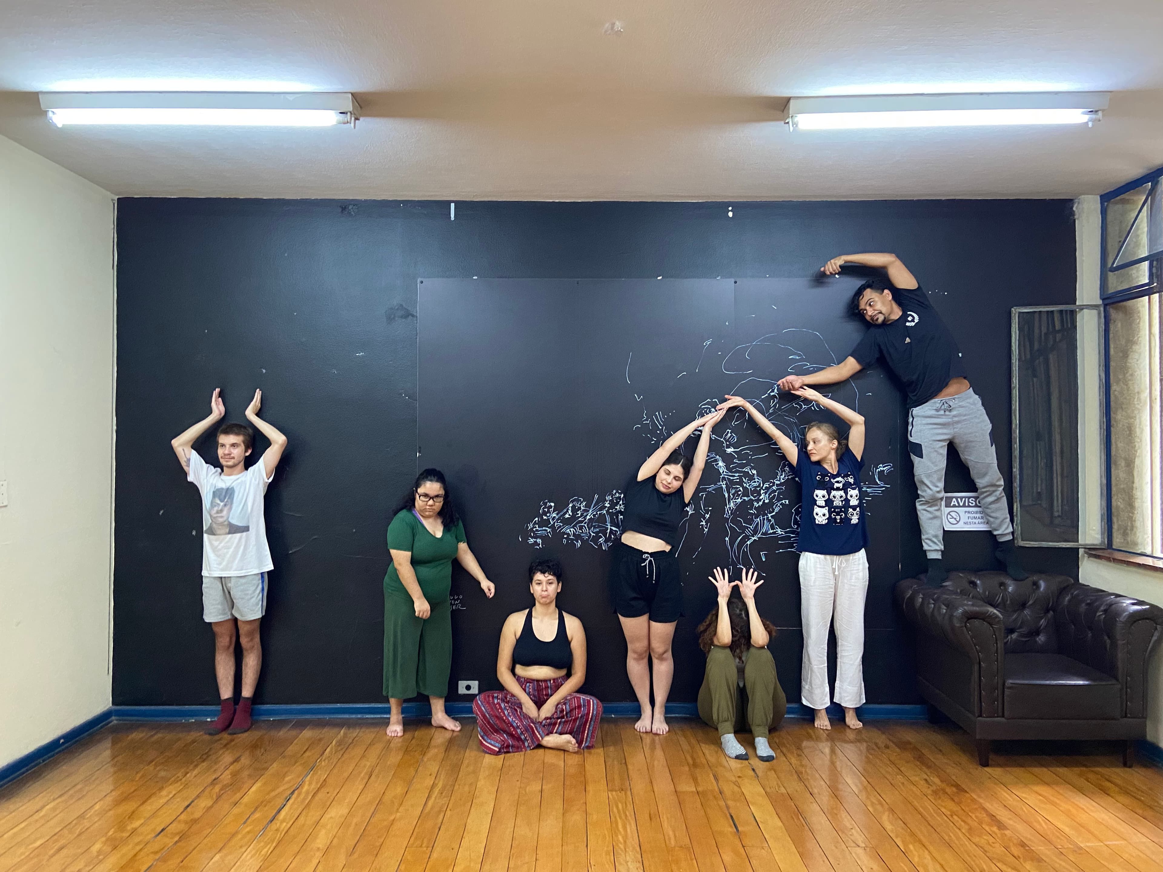 Registro de grupo após realizar exercício de composição corporal em parede