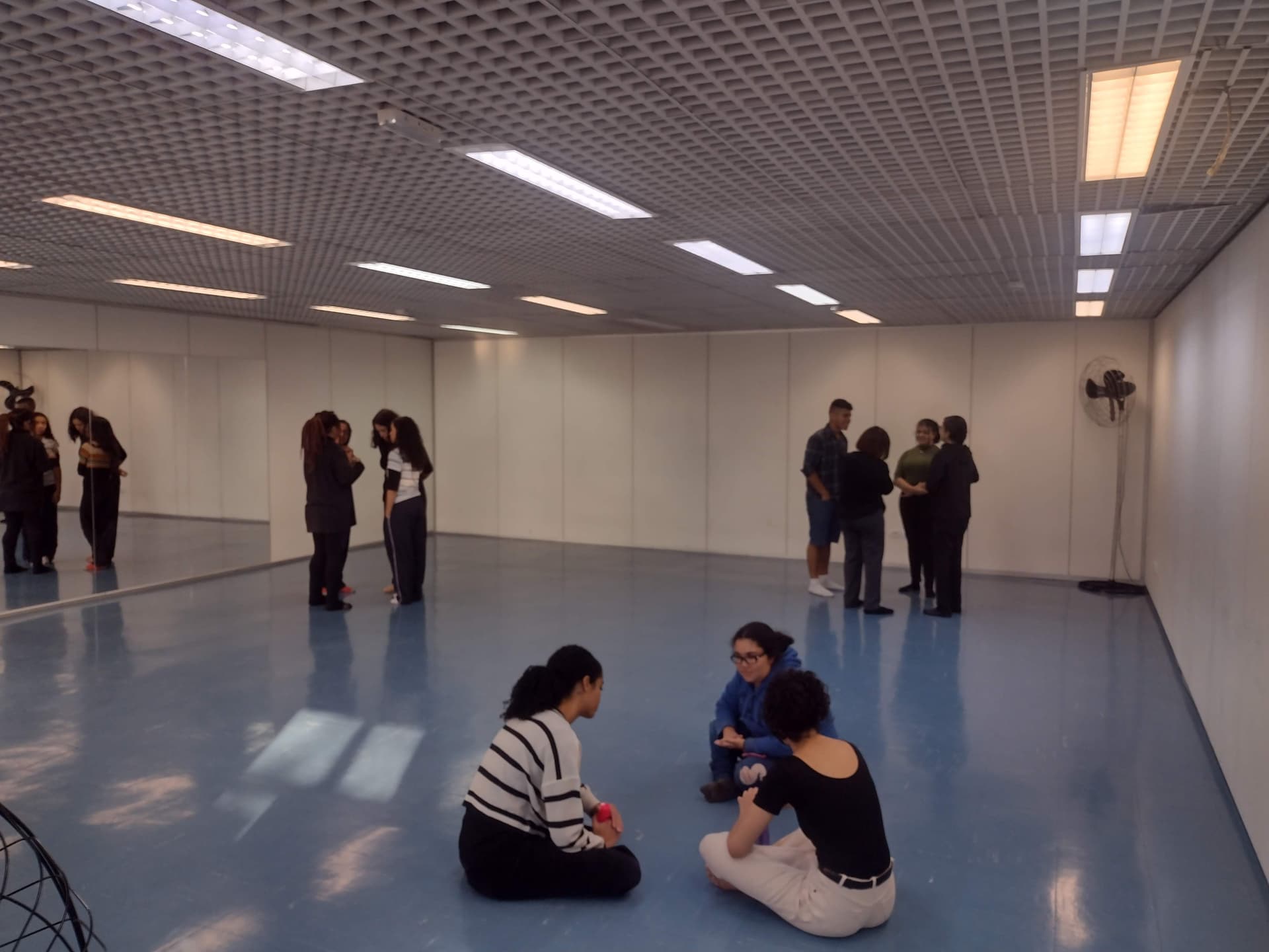 Grupo em exercício coletivo durante a oficina de 2022