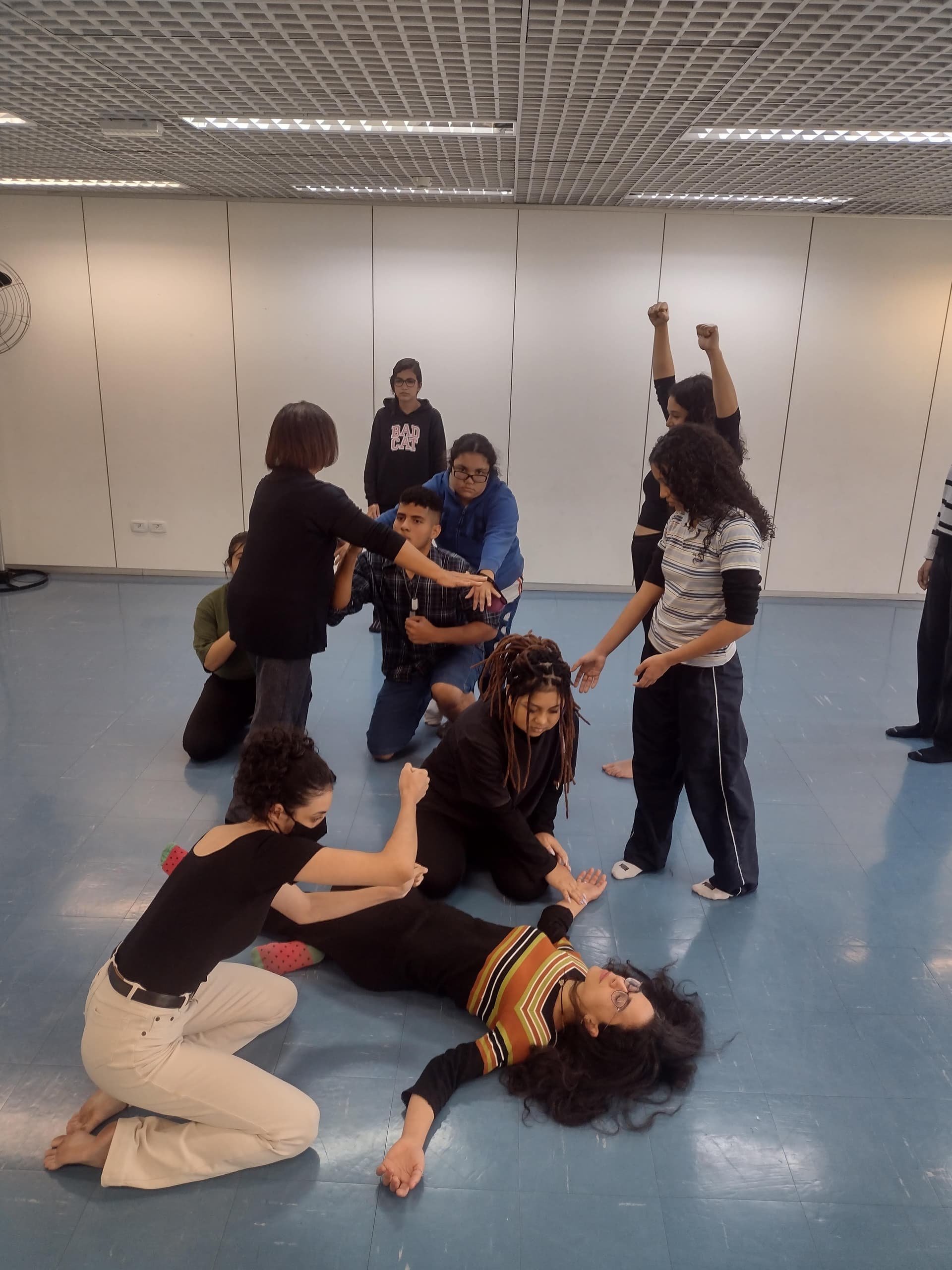 Participantes improvisando em dinâmica teatral durante a oficina de 2022