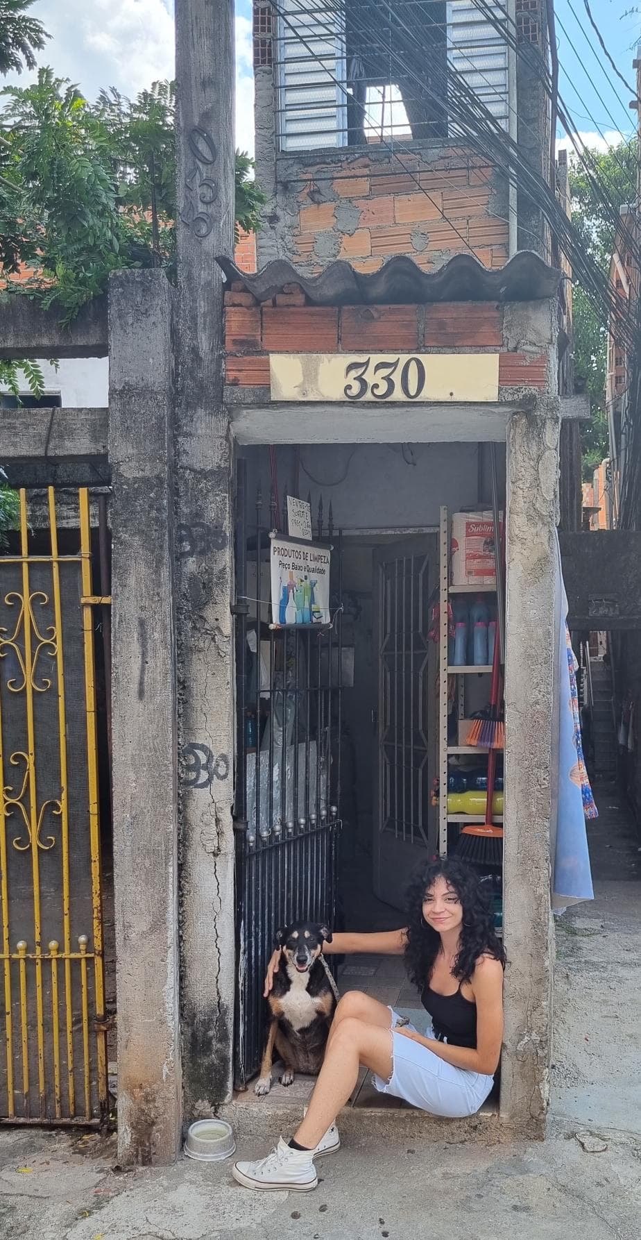 Gleice Arruda em frente à sua casa