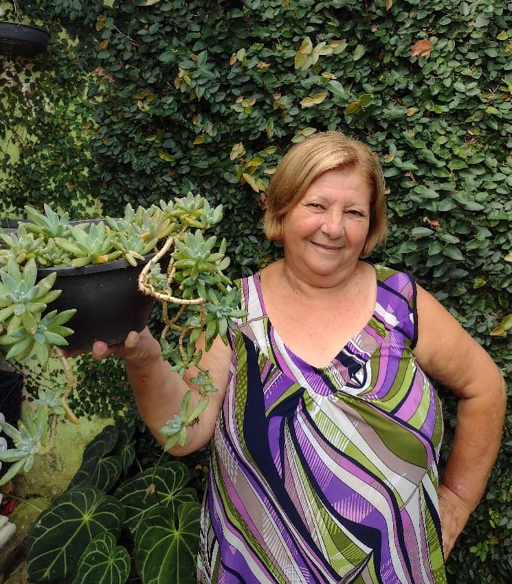 Tia Claudete no jardim de casa