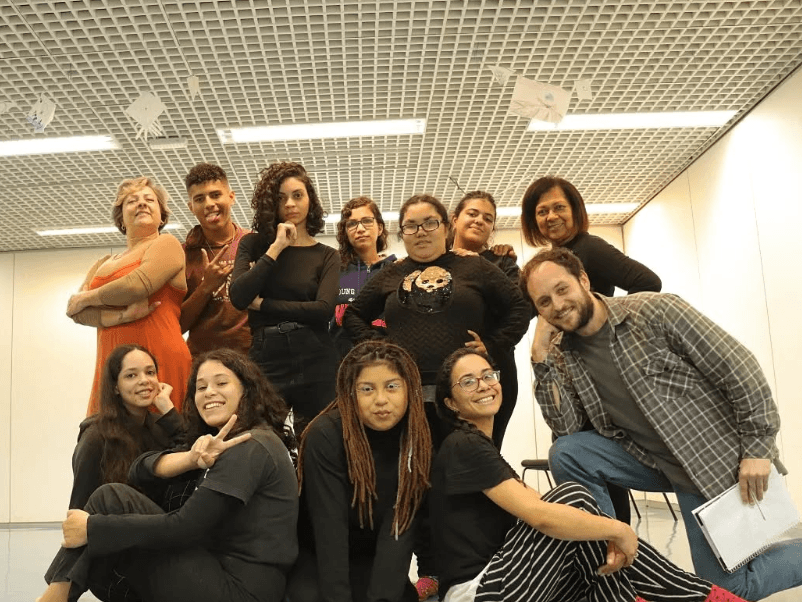 Expressão corporal durante improviso teatral