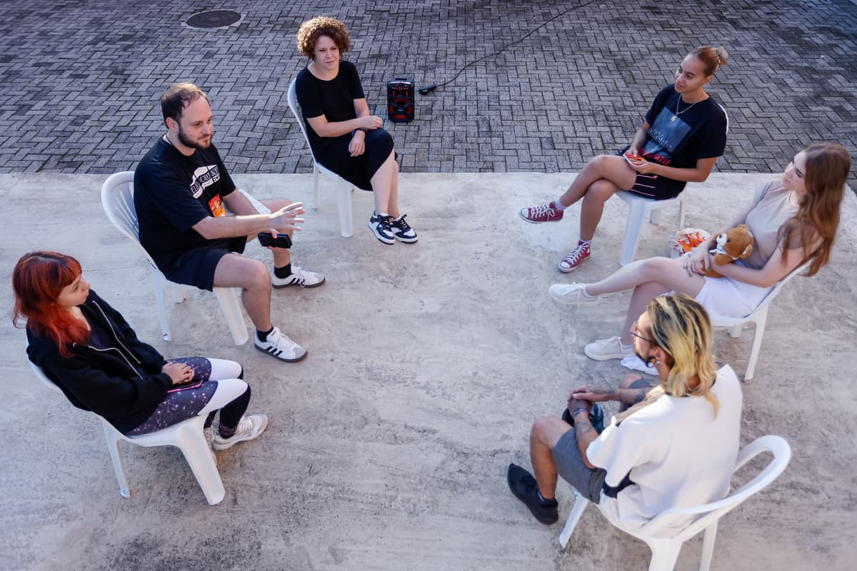 Participantes da oficina em roda de conversa