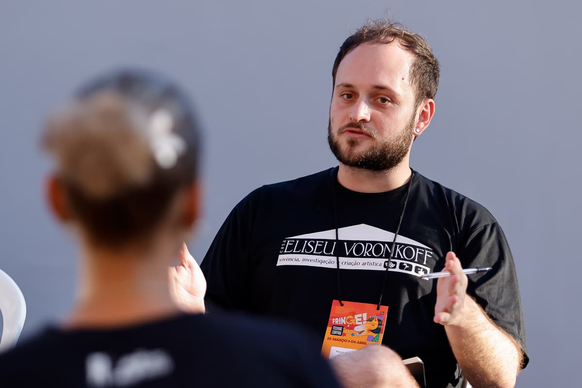 Expressão corporal durante improviso teatral