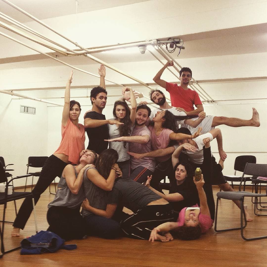 Participantes do Núcleo Experimental de Artes Cênicas do SESI-SP montando composição coletiva no encerramento da turma, 2015